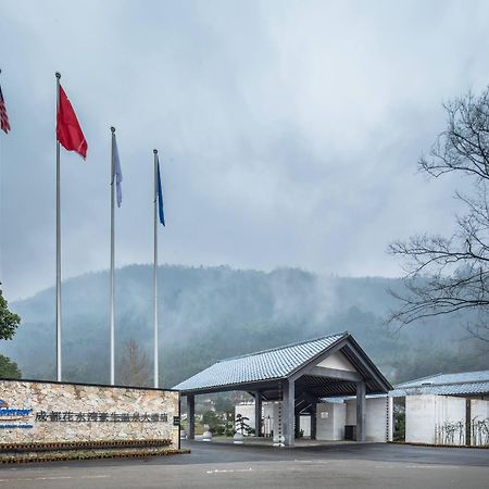Howard Johnson Huashuiwan Hot Springs Resort Chengdu Exterior foto