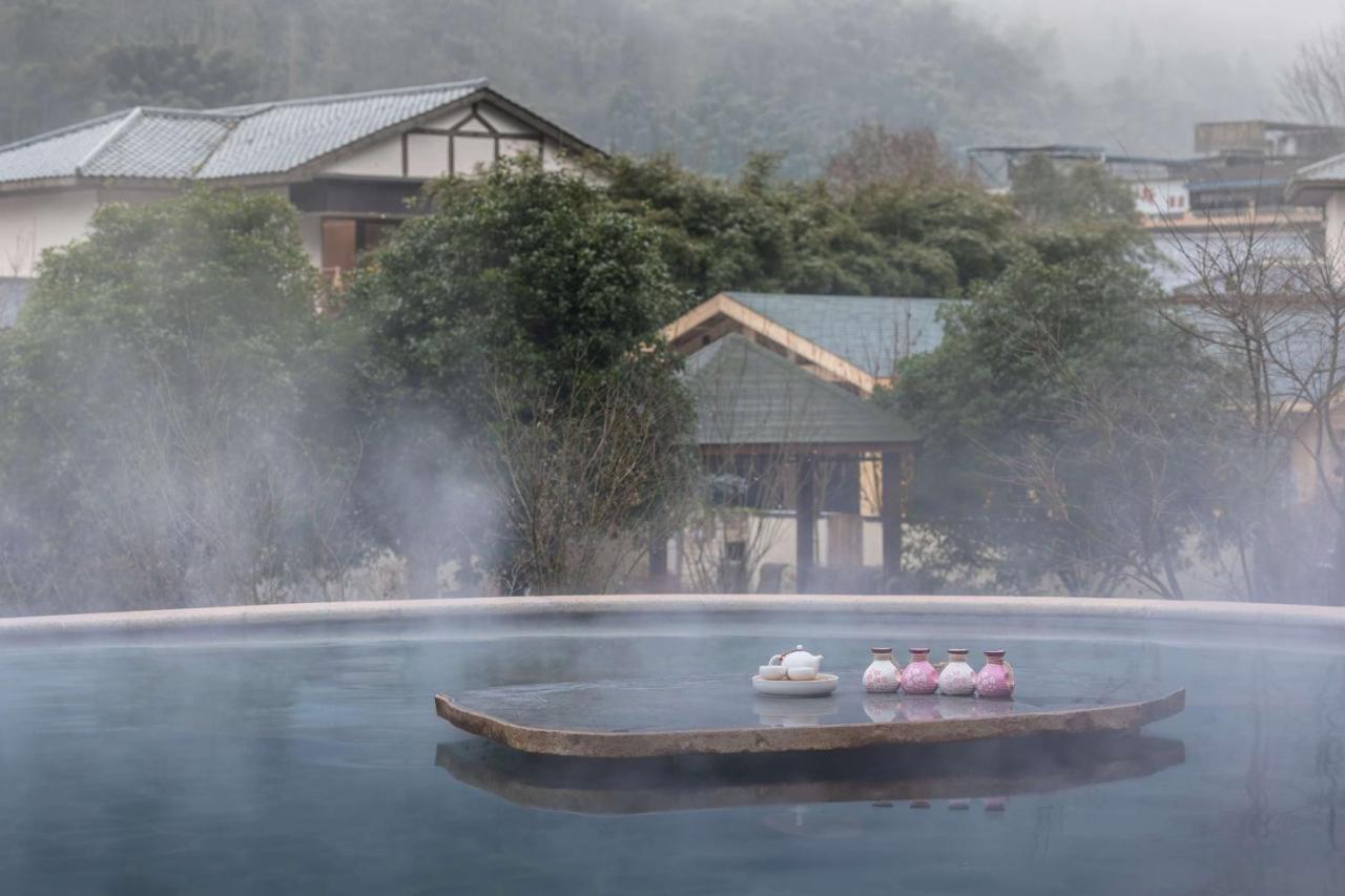 Howard Johnson Huashuiwan Hot Springs Resort Chengdu Exterior foto